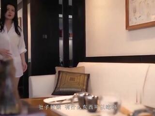 Pleasant 年輕 女人 生情愫 housekeeper