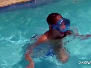 E mrekullueshme brune rrugë vajzë karamele swims nënujë