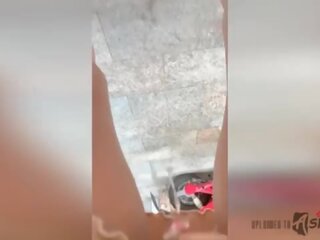 Bezkaunīgs aziāti palaistuve fucks sev ārā uz publisks