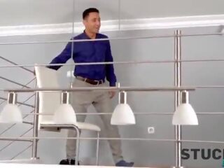 Stuck4k&period; seksowne hottie dostał stuck i needed część pomoc z za kuszące człowiek