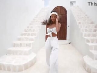 Daring 젊은 아시아의 putri cinta 전시 떨어져서 그녀의 항문