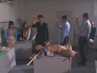 Jap 脏 夹 奴隶 处罚 同 奇妙 蜡 dripped 上 她的 体