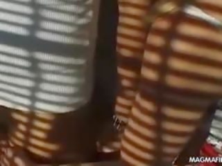 A mlada in ozko fancy ženska dela kot a natakarica in želim da