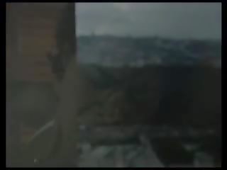 Short-haired 褐发女郎 犁 在 旅馆 室