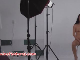 Long-haired 褐发女郎 在 magnificent 后台 vid