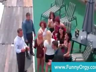 Вечірка йде попереду з lots з шампанське