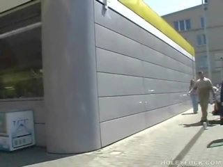 Gojore kënaqësi ate the petrol stacion