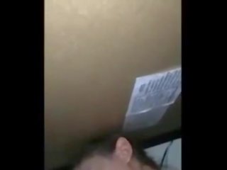 Smashing bẩn gf dưới bàn hút mọt sách con gà trống chơi video trò chơi