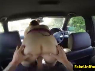 Smalltitted euro kalërim policët pecker në makinë