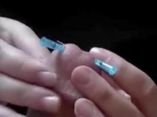 Катування пеніса та яєць роздратована укол і яйця
