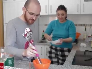 Teamwork: вона cooks і він трахає її. домашнє недосвідчена шпигунська камера з мій gf raf100