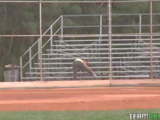 Affascinante bruna nikki pietra prende scopata difficile il prossimo cosa diritto 1 ora dopo suo allenamento