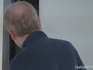 Gammal går ung - söta blondin comes till henne gammal läraren