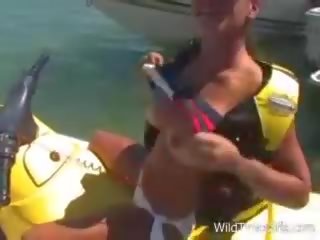 Eesli ja tissid edasi a vesi juures metsik aeg tüdrukud