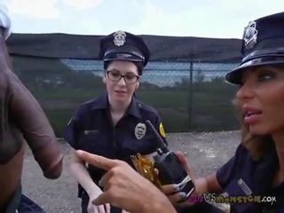 性 引起 警察 共享 suspects 大 黑色 刺