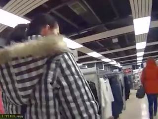 The i huaj është paying amatore vajzat via veshje