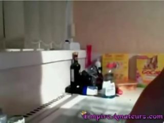 Gotický dospívající coocks a bates v kuchyně