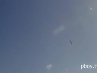 Smashing utestående stor pupper lekegutt bunnies er flying i en glider