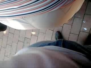 Seã±ora culona moqueada en plaza