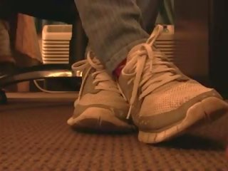 Nike 自由 sneaker kisses 手 破碎 满 夹