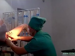Ένα νέος νέος νέος μωρό σε άσπρος/η κάλτσες επί ένα γυναικολογικό καρέκλα