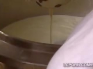 Rubia granja diva con grande tetitas chupa viejo manhood en la granero