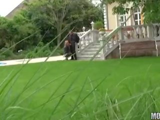 Voluptuous pirang fancy woman gets on her knees and sucks her mans enchanting shaft in a publik park