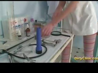 Sự quyến rủ y tá yêu dương vật giả và manhood vì một thực cực khoái