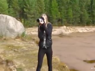 Captivating modelo photoshoot sa likod ng entablado