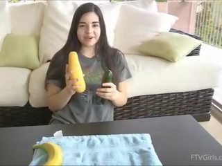 Medu igra s dildos