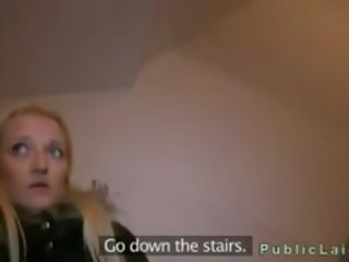 Blondinke jebe in masturbira v klet v javno stavba