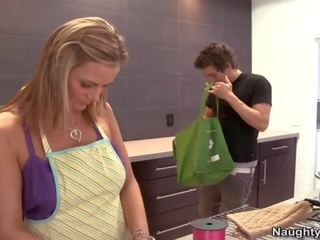 金发 成人 美女 钉子 teenaged 饰钉 而 她 是 cooking