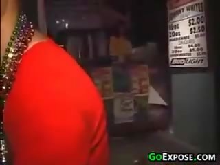 Flashing in jemagat öňünde for monjuk