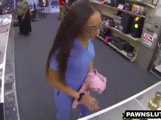 Patogu brunetė femme fatale bando į gauti a sandoris į as pawn parduotuvė
