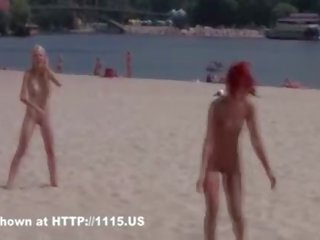 Dua kurus kering orang yang suka bertelanjang/ berbogel babes frolic sekitar yang pantai