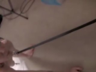 Nước đái đi theo cây huệ là có cổ và leashed