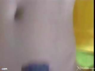 魅力的な スレンダー ひよこ ととも​​に 小 ティッツ 吸います 軸 と プッシー ファック