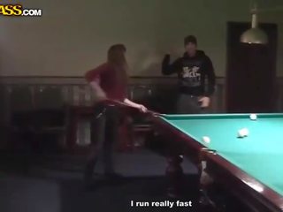 Sexually aroused serbidora sa billiards makakakuha ng hubad at pagsubo ng titi