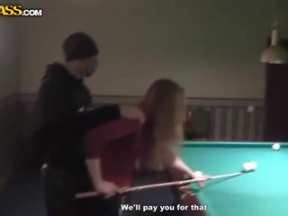 Полово възбуден сервитьорка при billiards получава гол и духане