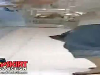 그만큼 숨겨진 이벤트 그래서 많은 성욕을 자극하는 청바지 표시 장면 와 예쁜 말라 붙은 아마추어 인형