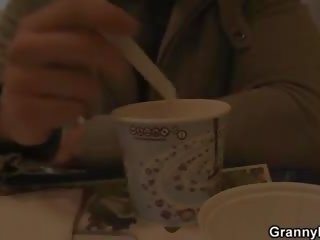 他 bringing 她的 家 到 抽 她的 调皮 的阴户