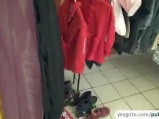 Domišljavo amaterke piha a kurac in dobi zajebal pri na oblačila trgovina