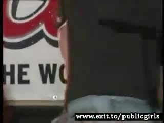 Божевільна п’яна підлітковий вік танцююча оголена в a disco vid
