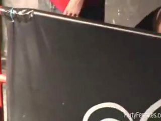 Lihat ini inviting gadis bernyanyi ke itu mic di sebuah stupendous musim semi istirahat pesta.