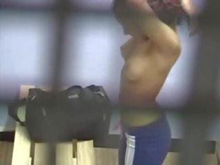 有吸引力 青少年 改變 在 locker 室
