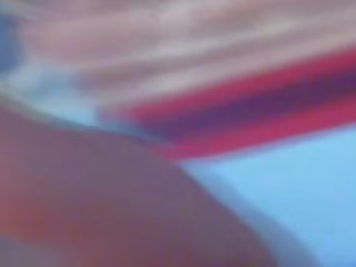Празнене на тя цици
