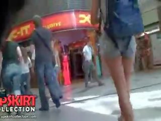 Це є просто a загальний недосвідчена diva носіння в коротка шорти але вона зовнішність так wonderful