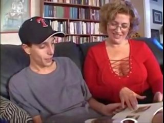 Marriageable milf onderwijst jongere student