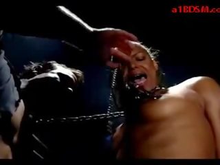 Đen bạn gái mouthgag cổ áo spanked núm vú tra tấn với video sự nịnh hót tinh ranh trong các dungeon