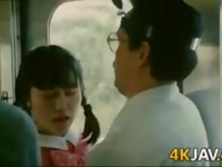 年輕 寵兒 得到 摸索 上 一 火車